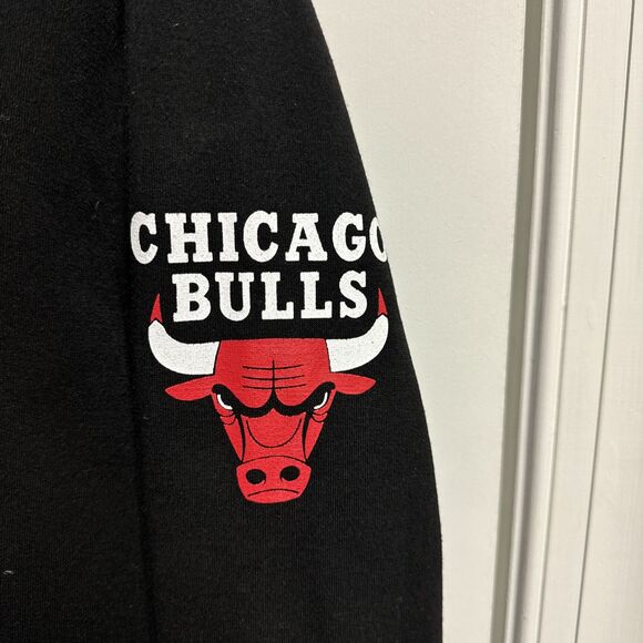 NBA Chicago Bulls Logo Team Mens Black/Red Rise Up Hoodie Size Small Authentic - Picture 3 of 9